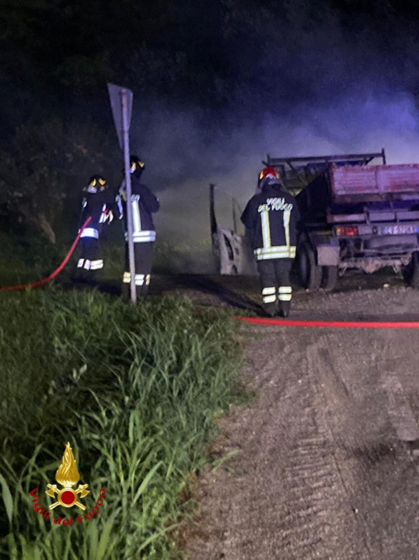 Il Monferrato Furgone A Fuoco A Castagnole Monferrato I Vigili Del