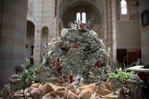 Curiosità, nella parrocchia Gesù Redentore spunta il presepe di Pasqua