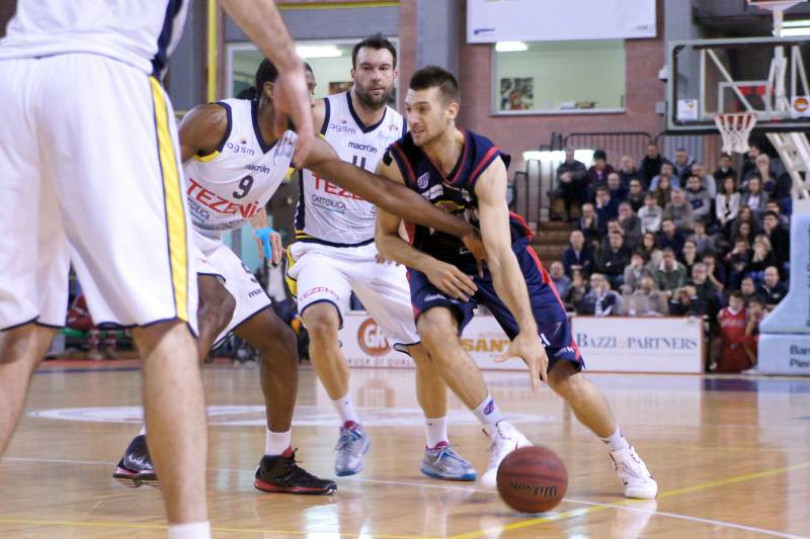 La Novipiù vince 78-86 a Imola e raggiunge Scafati in testa alla classifica