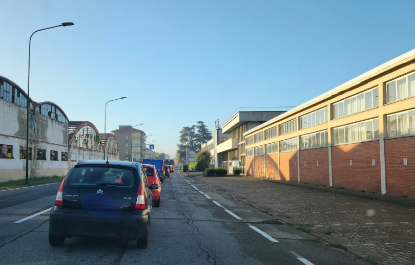 Lunghe code in via Adam a Casale e disagi al traffico