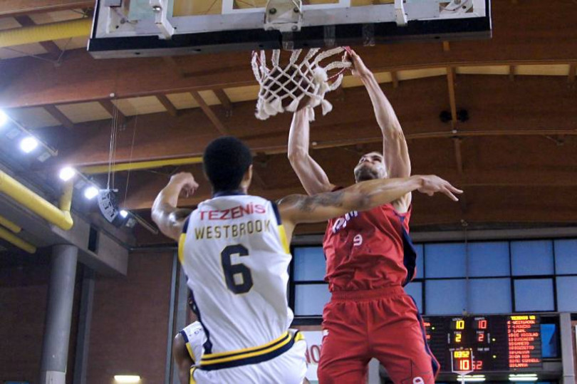 Play-off: la Tezenis supera la Novipiù (85-73): domenica gara-4 ancora a Verona