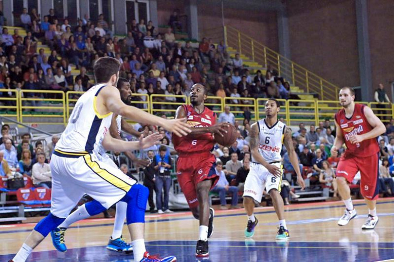 La Novipiù vince a Verona in gara-4 (67-76) e vola in semifinale contro Pistoia