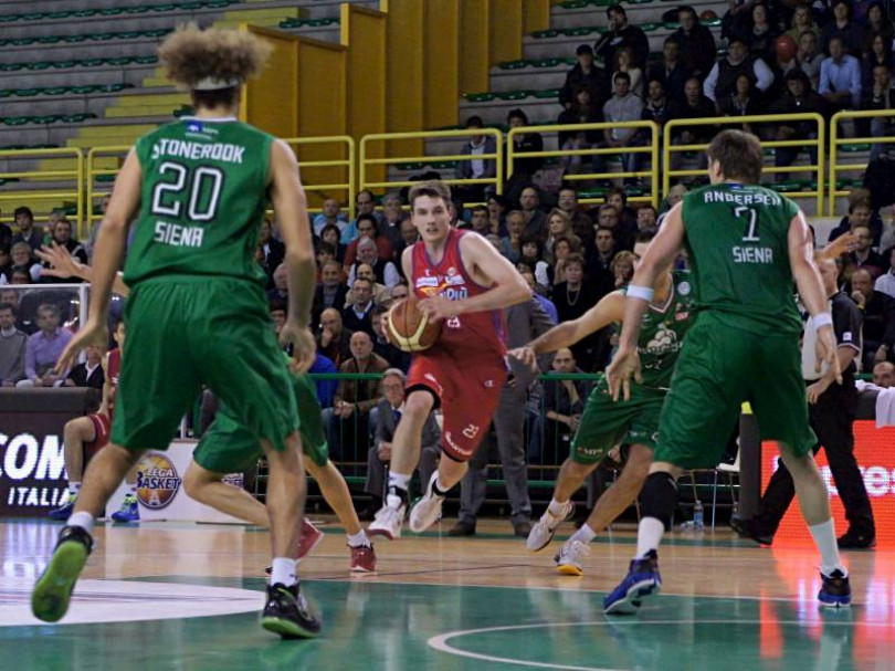 Novipiù a testa alta contro la Montepaschi (76-82). Festa rovinata dallo sciopero del tifo