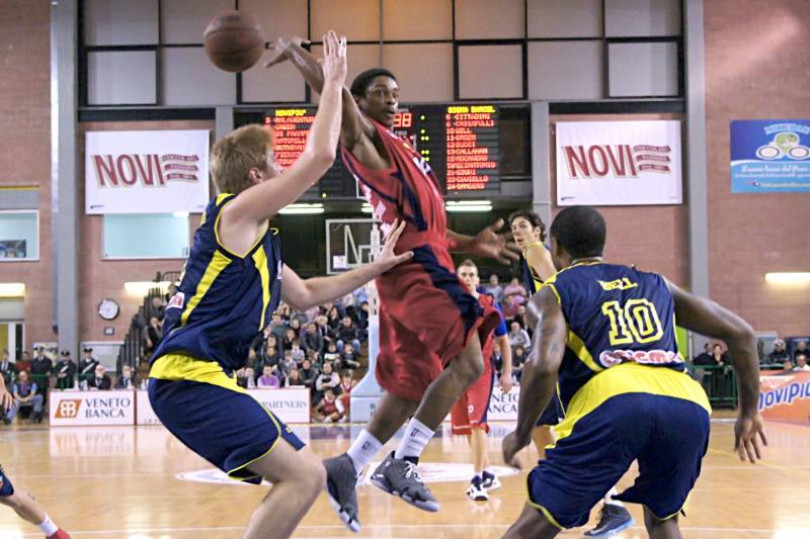 La Novipiù supera in volata il Barcellona trascinata da un super Ware: 77-79