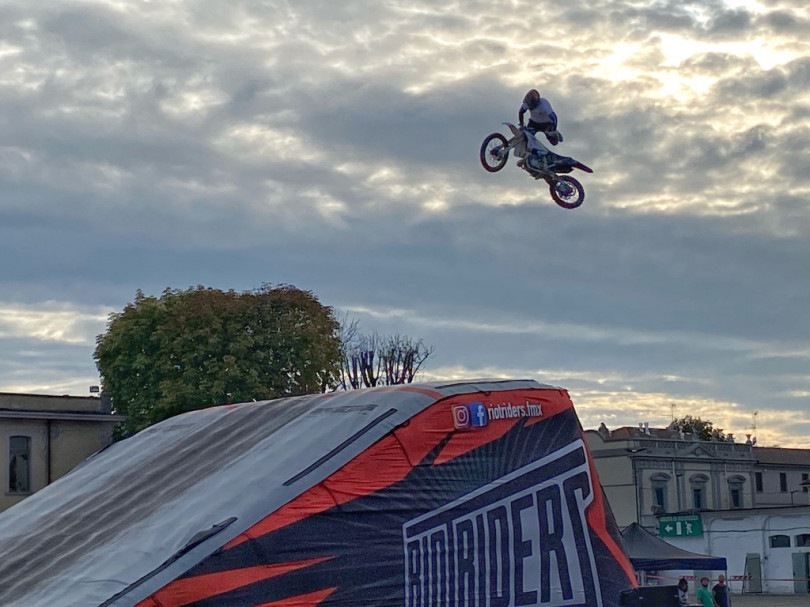 Motocross freestyle, grande spettacolo al Pavia di Casale