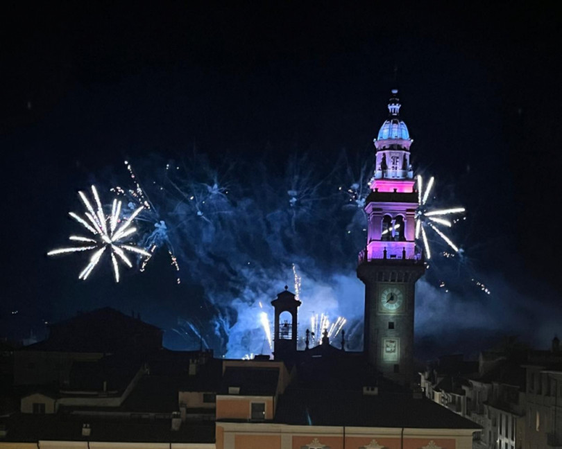 Migliaia di persone allo spettacolo dei fuochi d'artificio di Casale