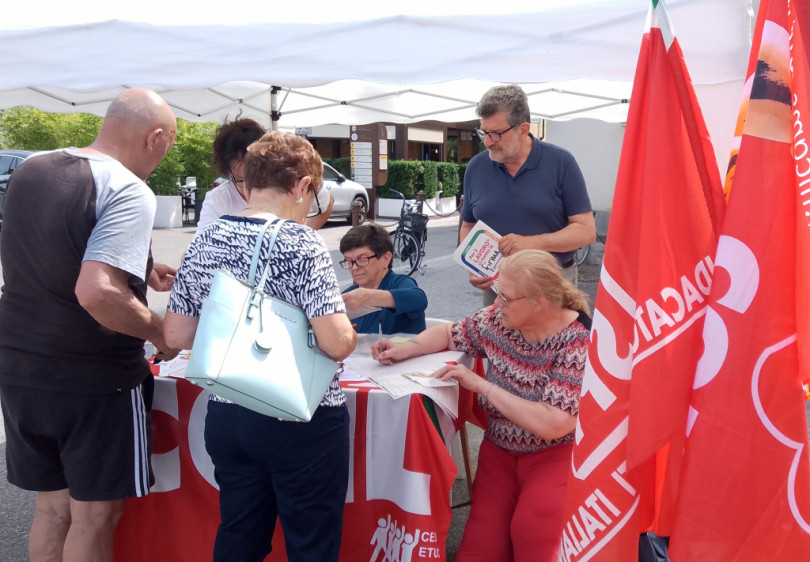 La raccolta di firme della Cgil a Casale Monferrato