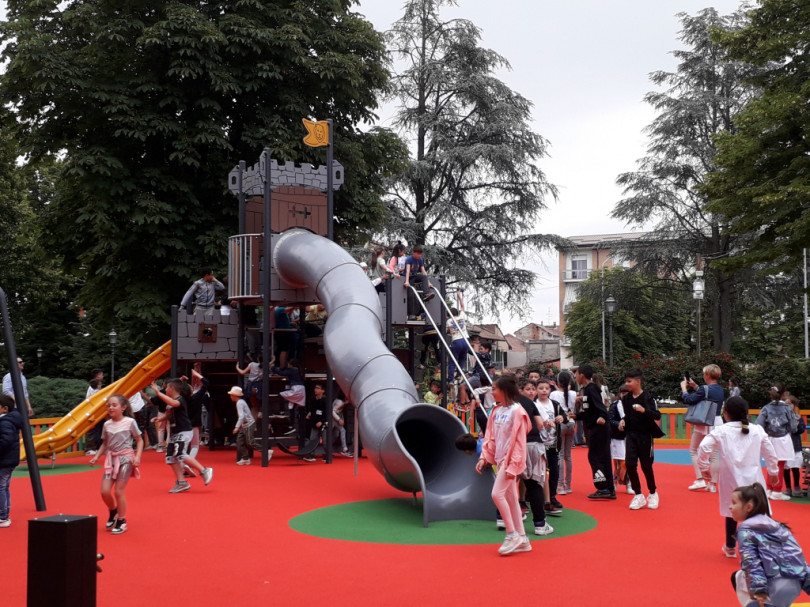 Inaugurato il rinnovato parco giochi di piazza Dante