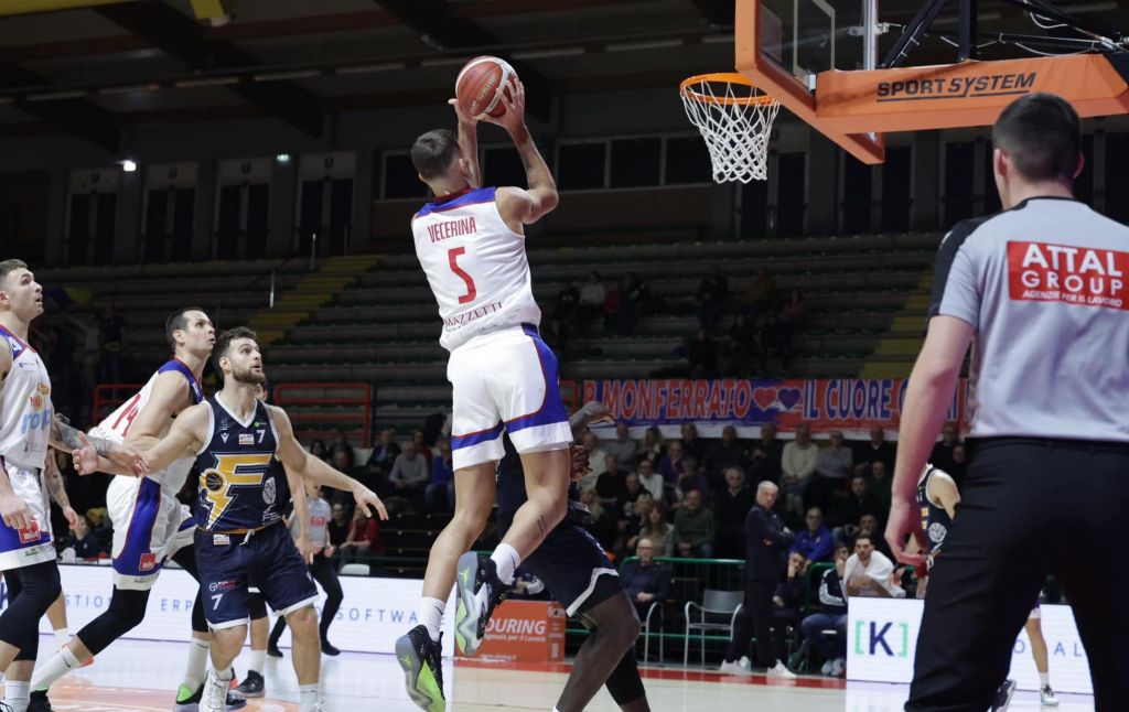 Nel turno infrasettimanale la Novipiù vince in trasferta contro Fiorenzuola: 78-79